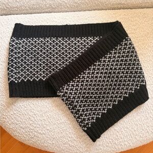 Lululemon Black and White Knit Infinity Scarf